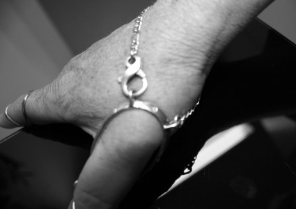 Fingerortose med isat ædelsten