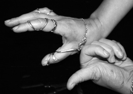 Fingerortose med isat ædelsten