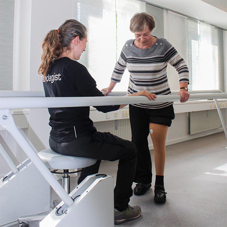 benprotese, bandagist og kunde