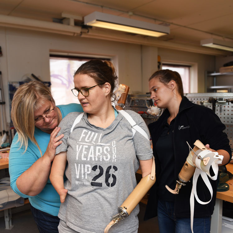 benprotese, bandagist og kunde