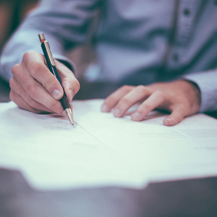 benprotese, bandagist og kunde