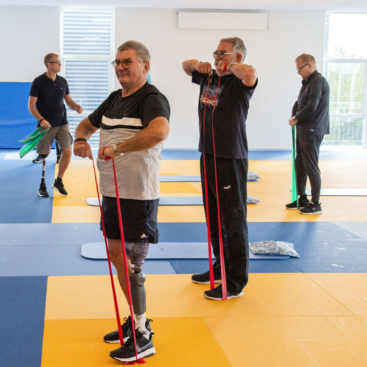 benprotese, bandagist og kunde