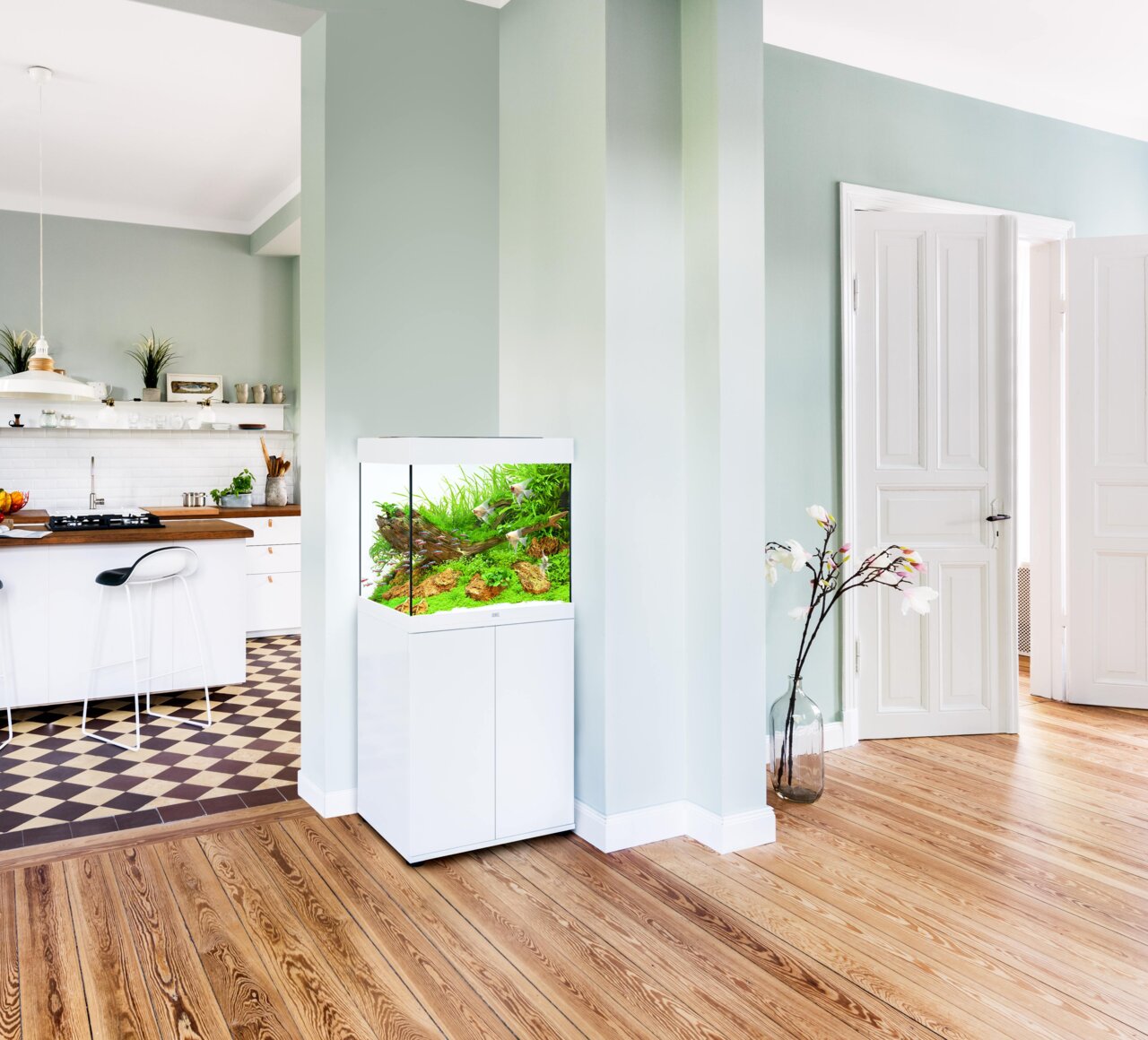 Hvidt JUWEL Lido-akvarium i et boligmiljø